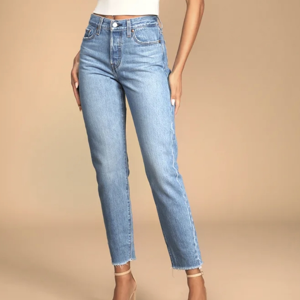 Distressed Levi wedgie jean